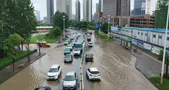 ▲受暴雨影響，江西省南昌市區(qū)多處出現(xiàn)內(nèi)澇，道路被淹。圖片來源：新華網(wǎng)客戶端