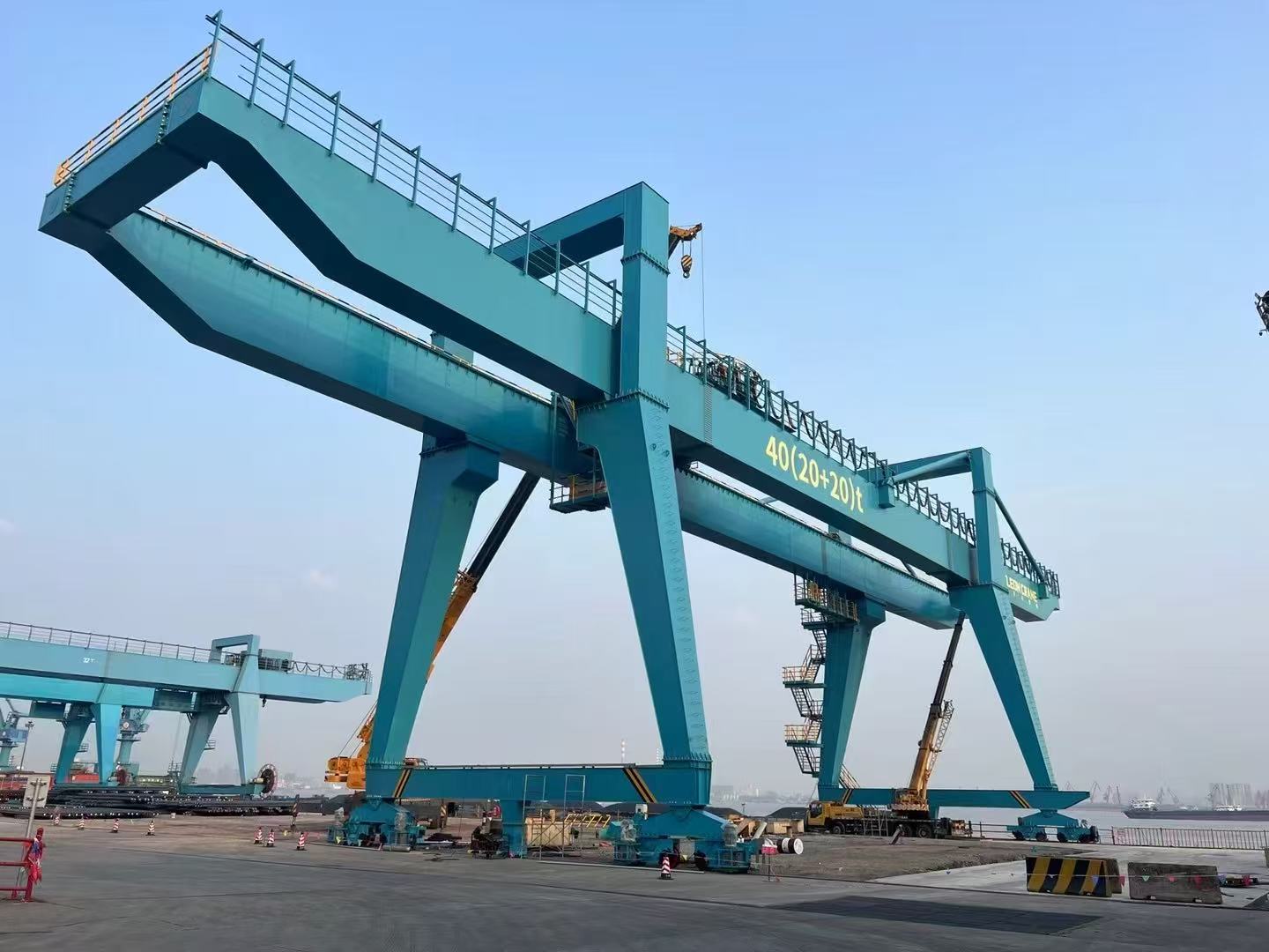 廣州起重設(shè)備廠雙主梁門式起重機安裝